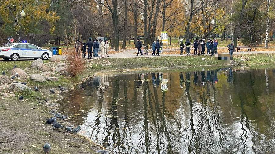 Голые девушки на пруду